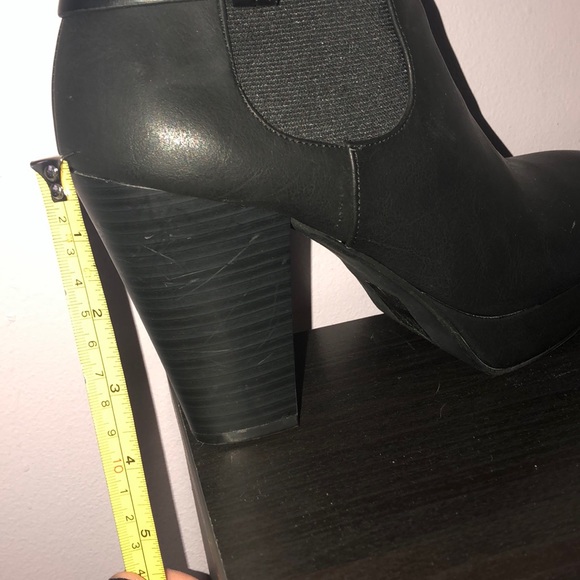 Black boots - Picture 2 of 2